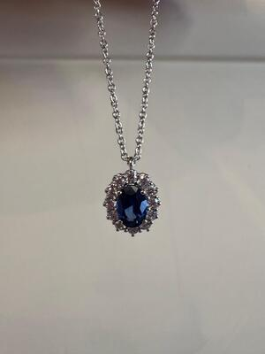 Collana Recarlo in oro 18 kt con pendente di diamanti e zaffiro